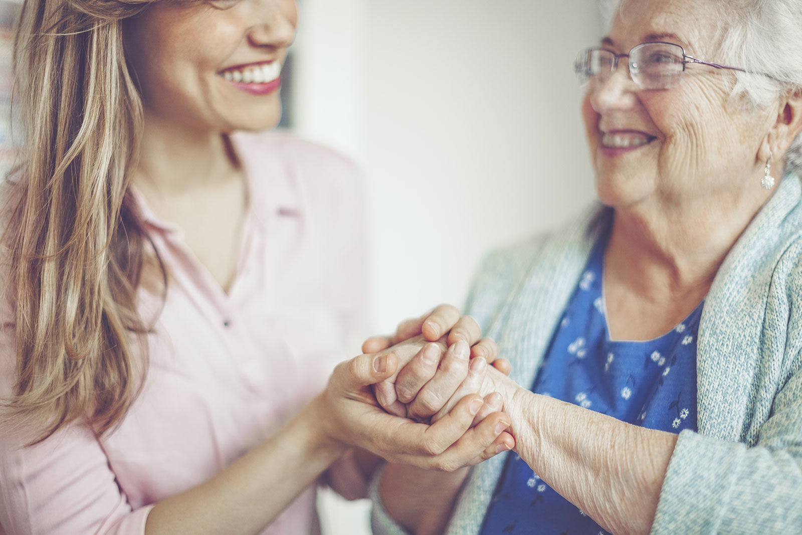 Avec Easy Expert, gérez sereinement vos relations administratives et contractuelles avec les établissements en tant qu’animatrice en EHPAD. Nos experts-comptables vous aident à structurer vos prestations, facturations et obligations pour une collaboration claire et professionnelle.