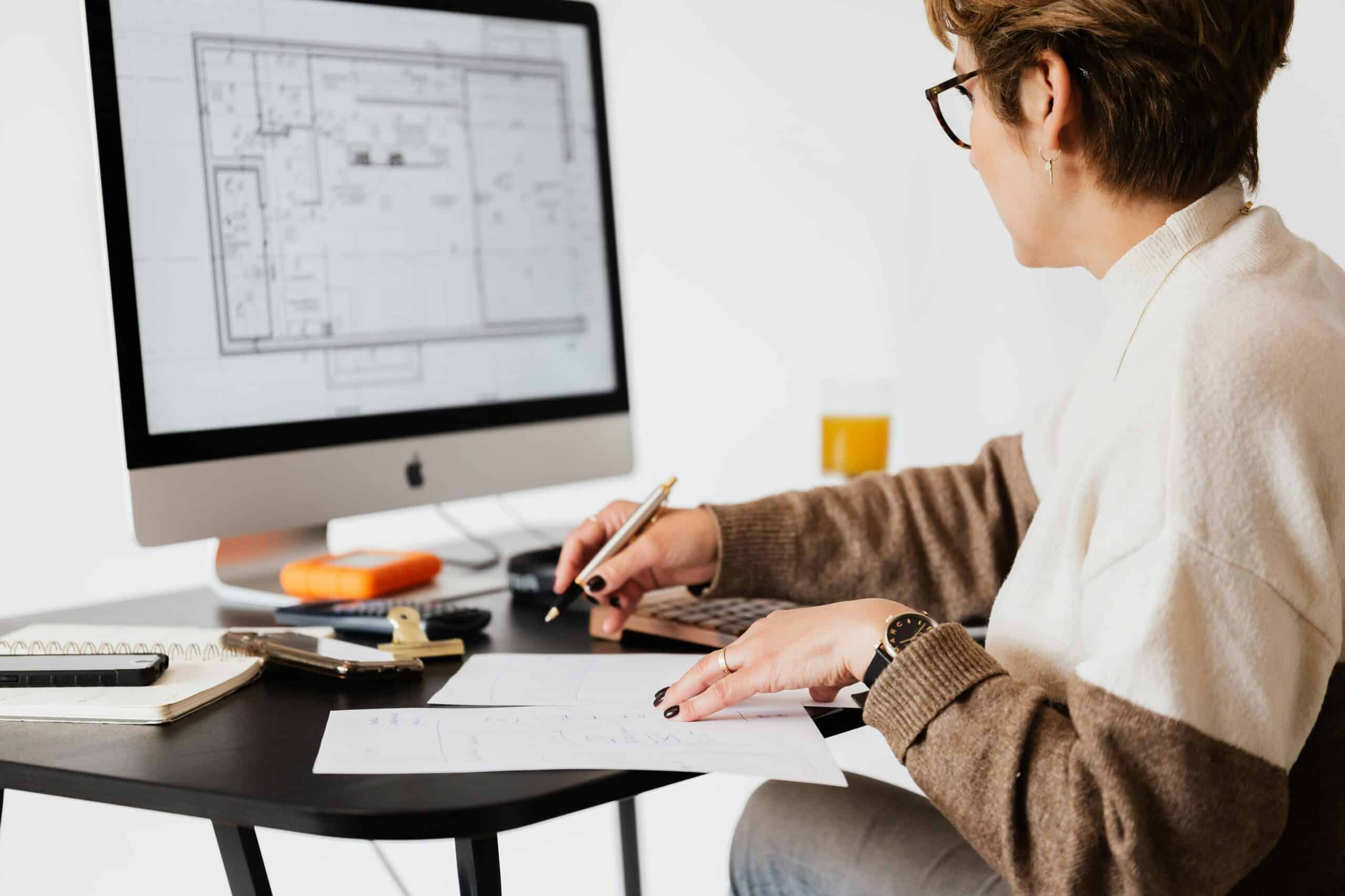 Choisir le bon régime fiscal pour un architecte d'intérieur : Un expert-comptable spécialisé chez Easy Expert vous guide vers la meilleure option fiscale pour optimiser votre activité et maximiser votre rentabilité.
