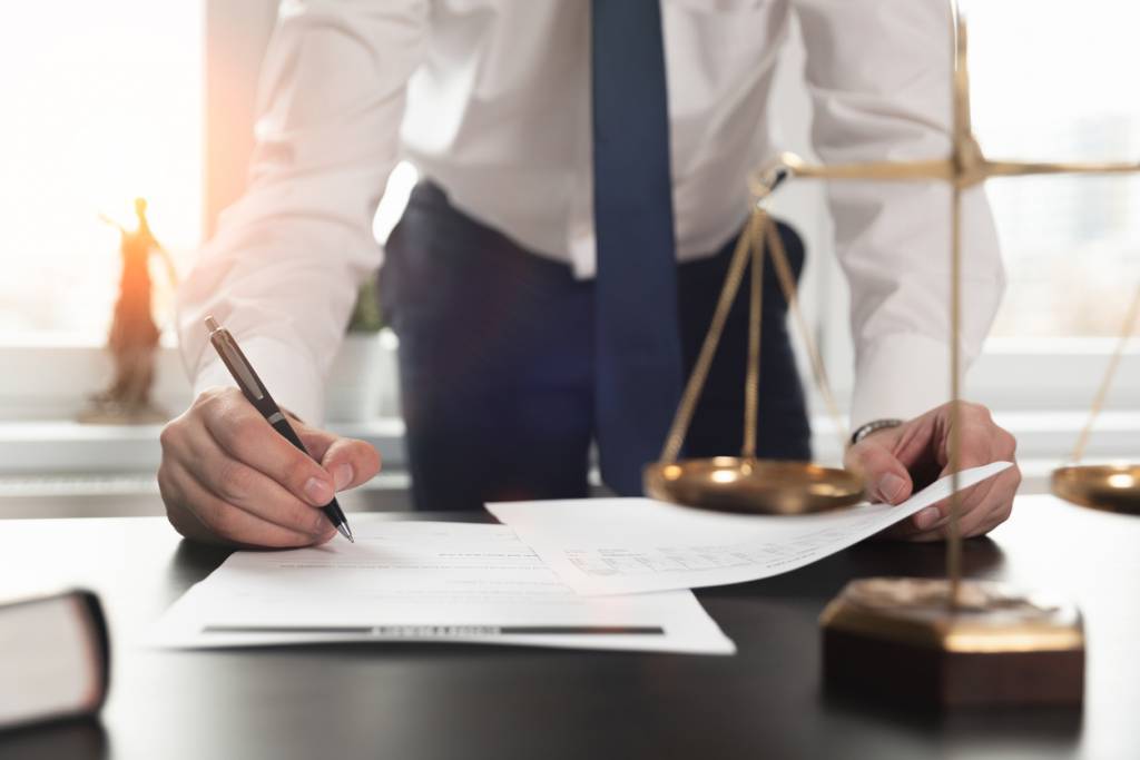 Profitez d'un appui fiable pour vos démarches juridiques avec un expert-comptable Easy Expert. Renforcez la gestion et la conformité de votre cabinet d'avocat en droit pénal. 