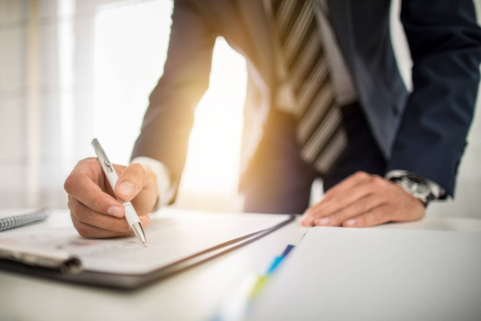 Préparez la transmission ou la cession de votre clientèle avec un expert-comptable pour avocat en droit des assurances chez Easy Expert. Évaluation, stratégie fiscale, accompagnement juridique : un appui complet pour réussir cette étape clé de votre carrière en toute sécurité.
