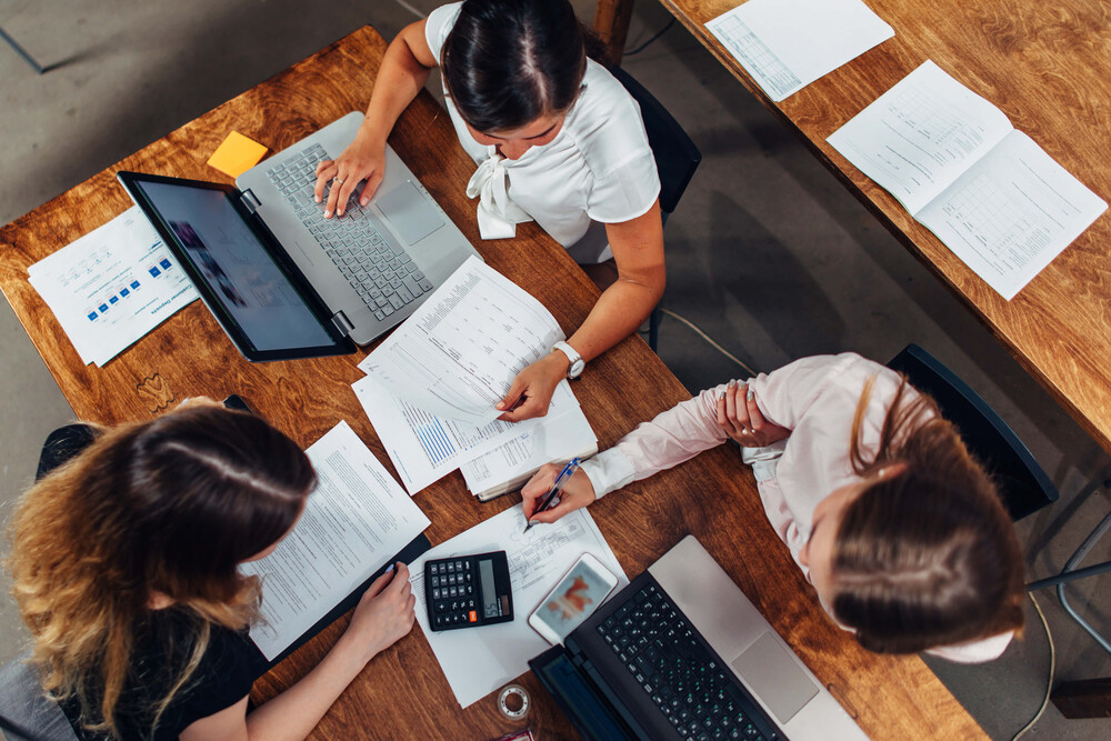 Gérer fiscalité et comptabilité séparément peut entraîner des erreurs et un manque de cohérence. Chez Easy Expert, tout est centralisé : nos experts assurent un suivi global et optimisé. Bénéficiez d’une gestion simplifiée, efficace et conforme.