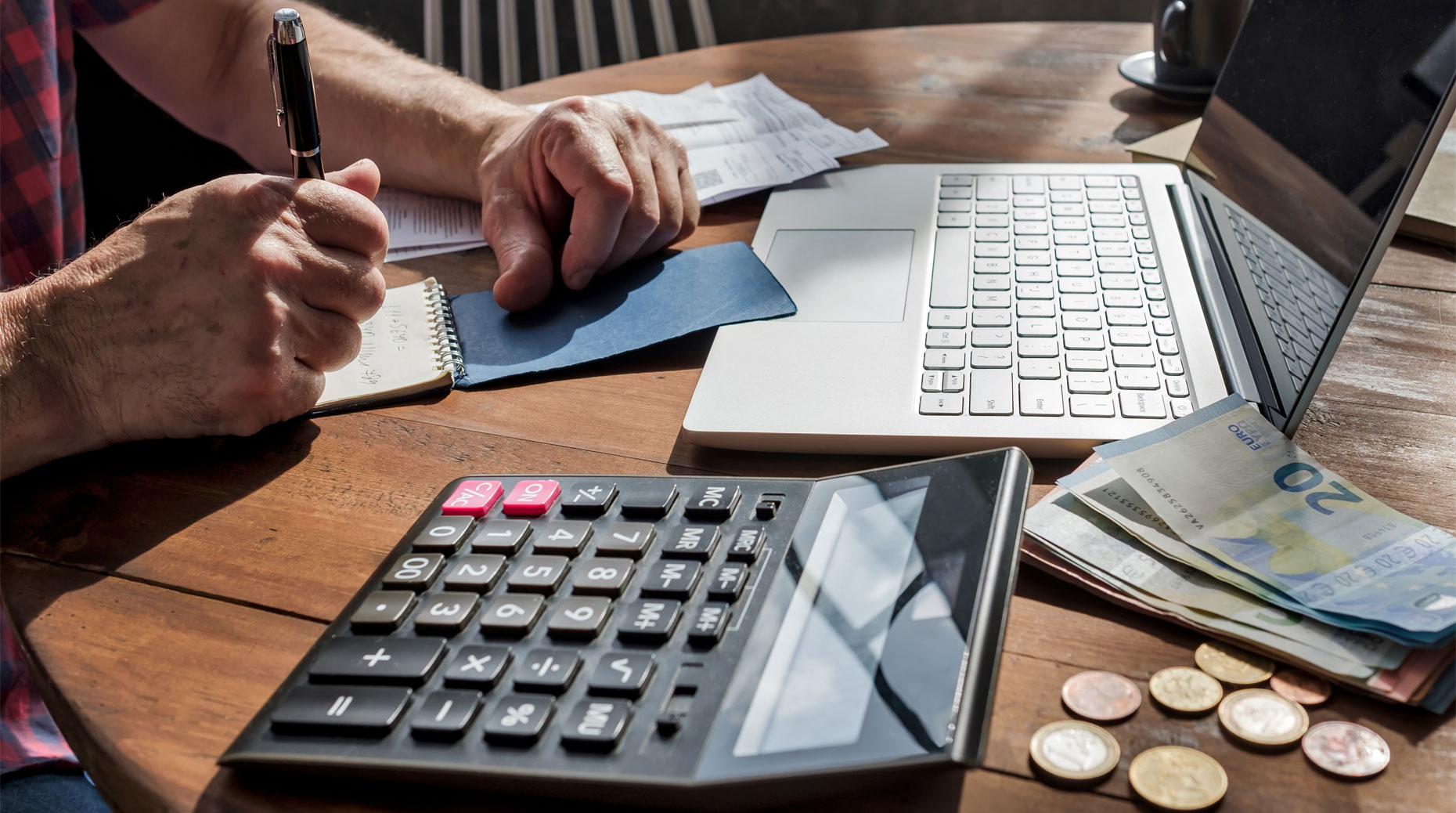 Choisissez le meilleur statut fiscal, réduisez vos charges et maximisez vos revenus grâce à un expert-comptable spécialisé dans le transport. Profitez de conseils sur mesure pour une gestion financière optimisée et une fiscalité allégée. Roulez vers plus de rentabilité avec Easy Expert !