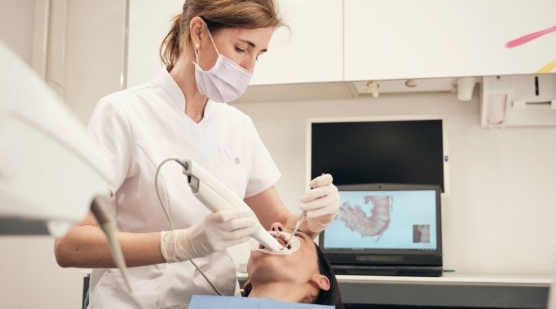 Chez Easy Expert, nous aidons les orthodontistes à développer une communication efficace avec leur expert-comptable. Échanges clairs, outils partagés et reporting régulier : bénéficiez d’un accompagnement fluide pour mieux piloter votre cabinet au quotidien.