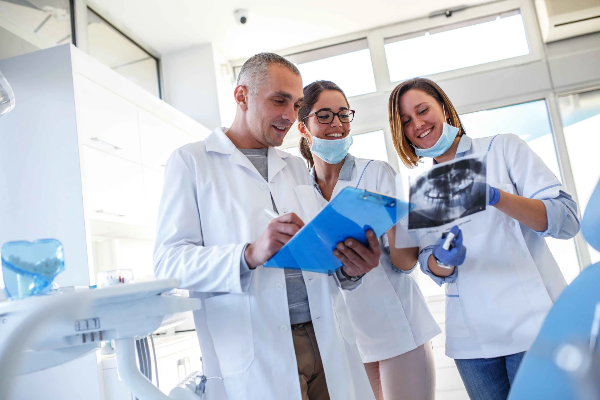 Avec Easy Expert, les orthodontistes peuvent structurer efficacement les entretiens et évaluations de leur équipe. Nos experts-comptables vous accompagnent dans la mise en place d’un cadre RH clair, conforme et adapté à la croissance de votre cabinet.