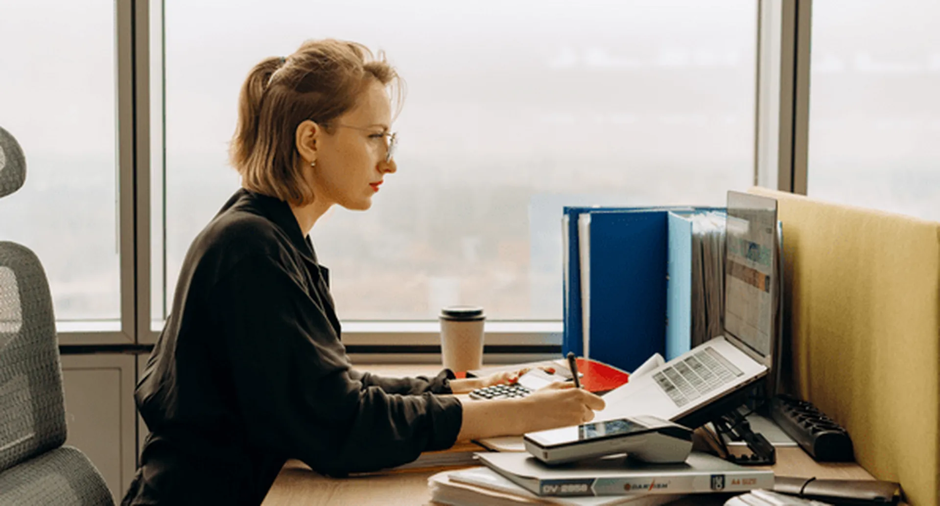 Avec Easy Expert, les psychologues digitalisent la gestion de leur cabinet en toute simplicité. Facturation, suivi comptable, déclarations : nos experts-comptables mettent en place des outils efficaces pour gagner du temps et piloter votre activité en toute clarté.