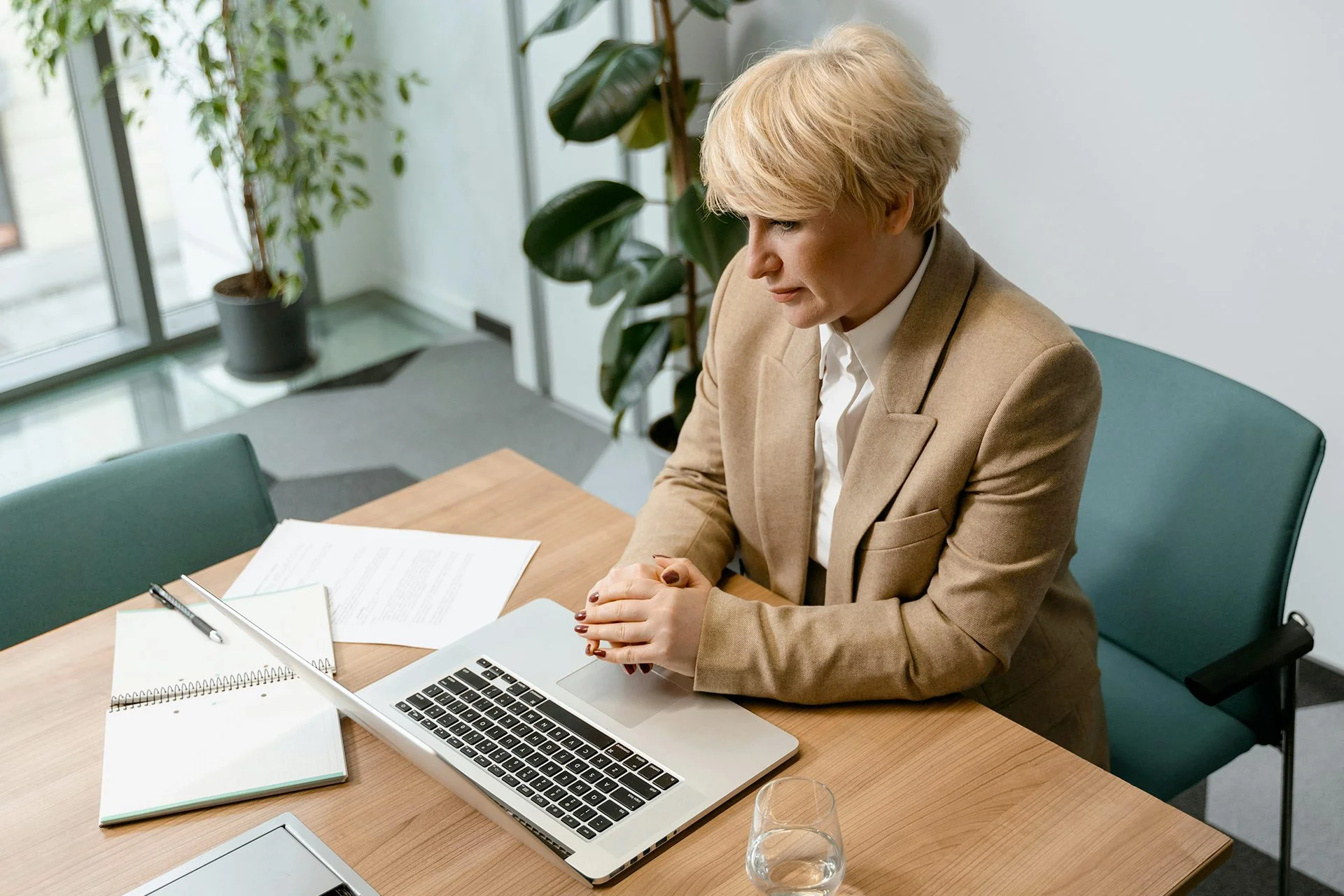 Chez Easy Expert, nos experts-comptables aident les psychothérapeutes à anticiper les périodes creuses et les variations d’activité. Grâce à une gestion prévisionnelle adaptée, vous sécurisez votre trésorerie et maintenez l’équilibre de votre cabinet toute l’année.