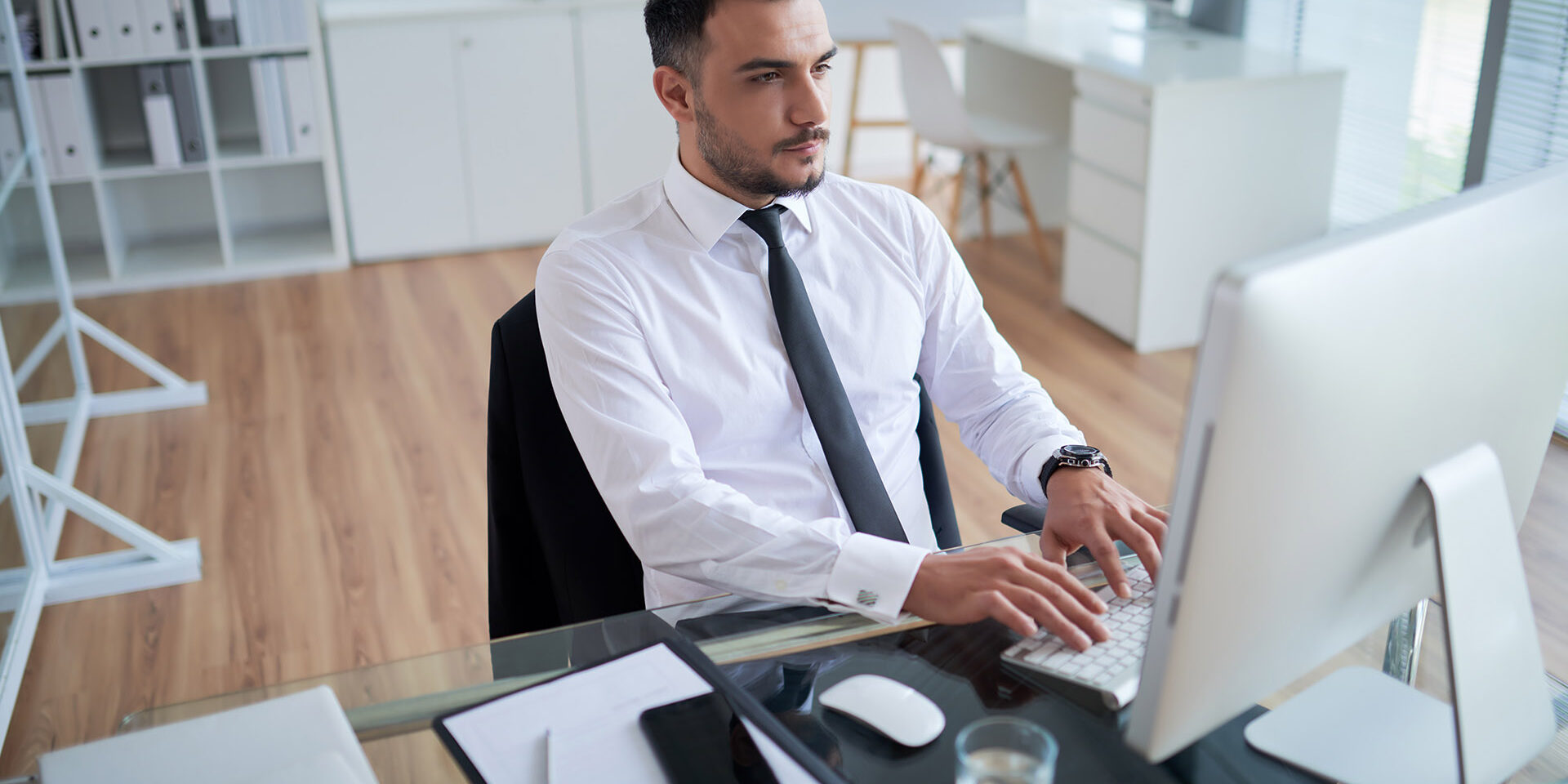 Avec Easy Expert, les raffineries de biocarburants assurent une communication claire et conforme avec les autorités. Nos experts-comptables préparent les documents réglementaires, facilitent les échanges et garantissent le respect des obligations fiscales, sociales et environnementales.