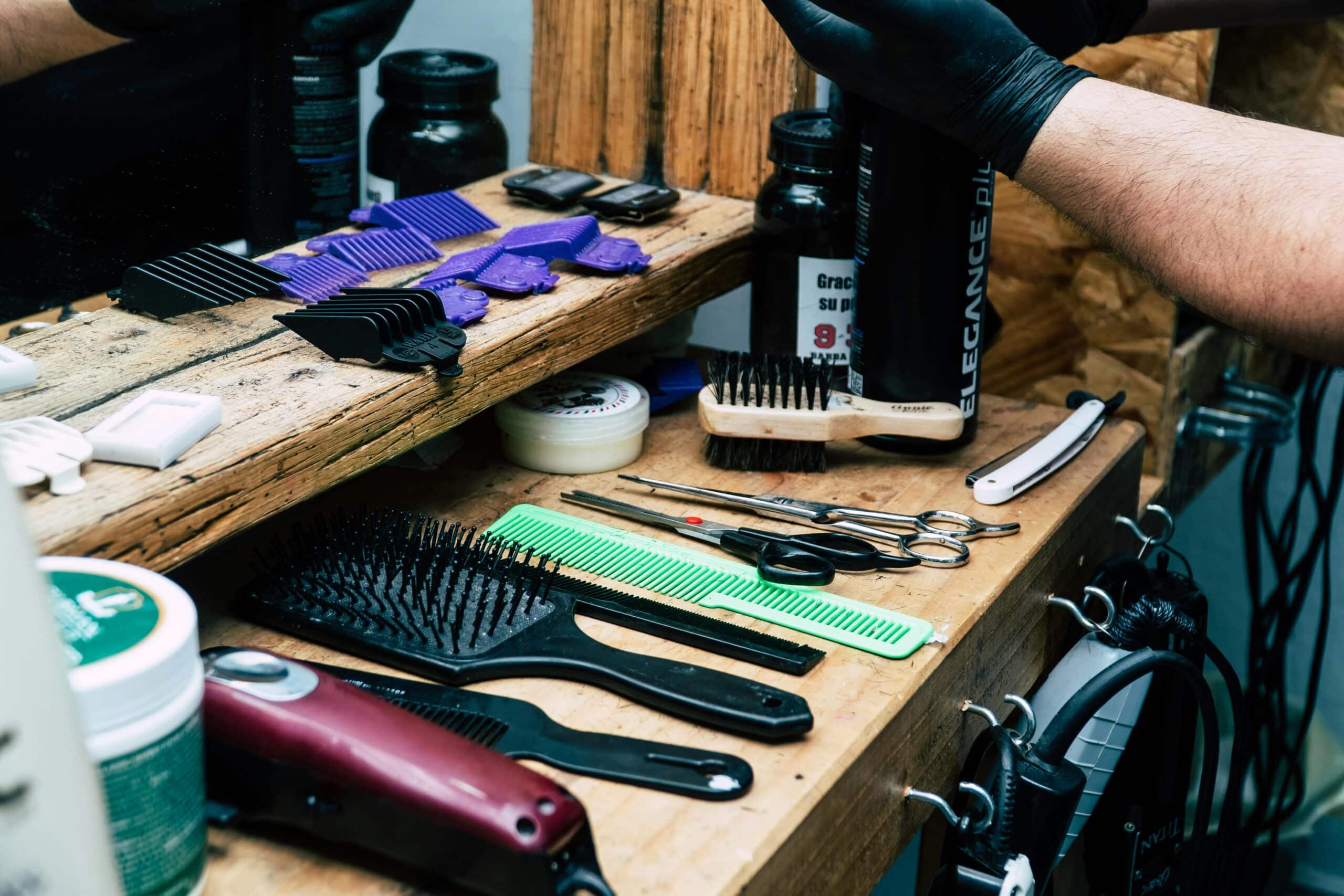 Anticipez les évolutions du marché de la coiffure et adaptez votre stratégie avec un expert-comptable spécialisé ! Easy Expert vous accompagne pour optimiser votre gestion financière et assurer la croissance de votre salon.