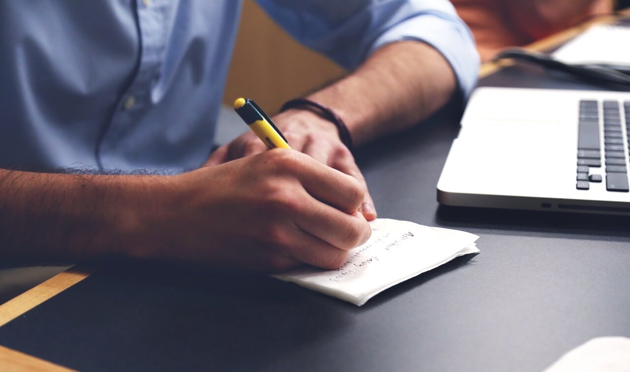 Optimisez la gestion financière de votre salon de tatouage grâce à l’externalisation comptable ! Avec Easy Expert, gagnez du temps, réduisez les erreurs et concentrez-vous sur votre art. 
