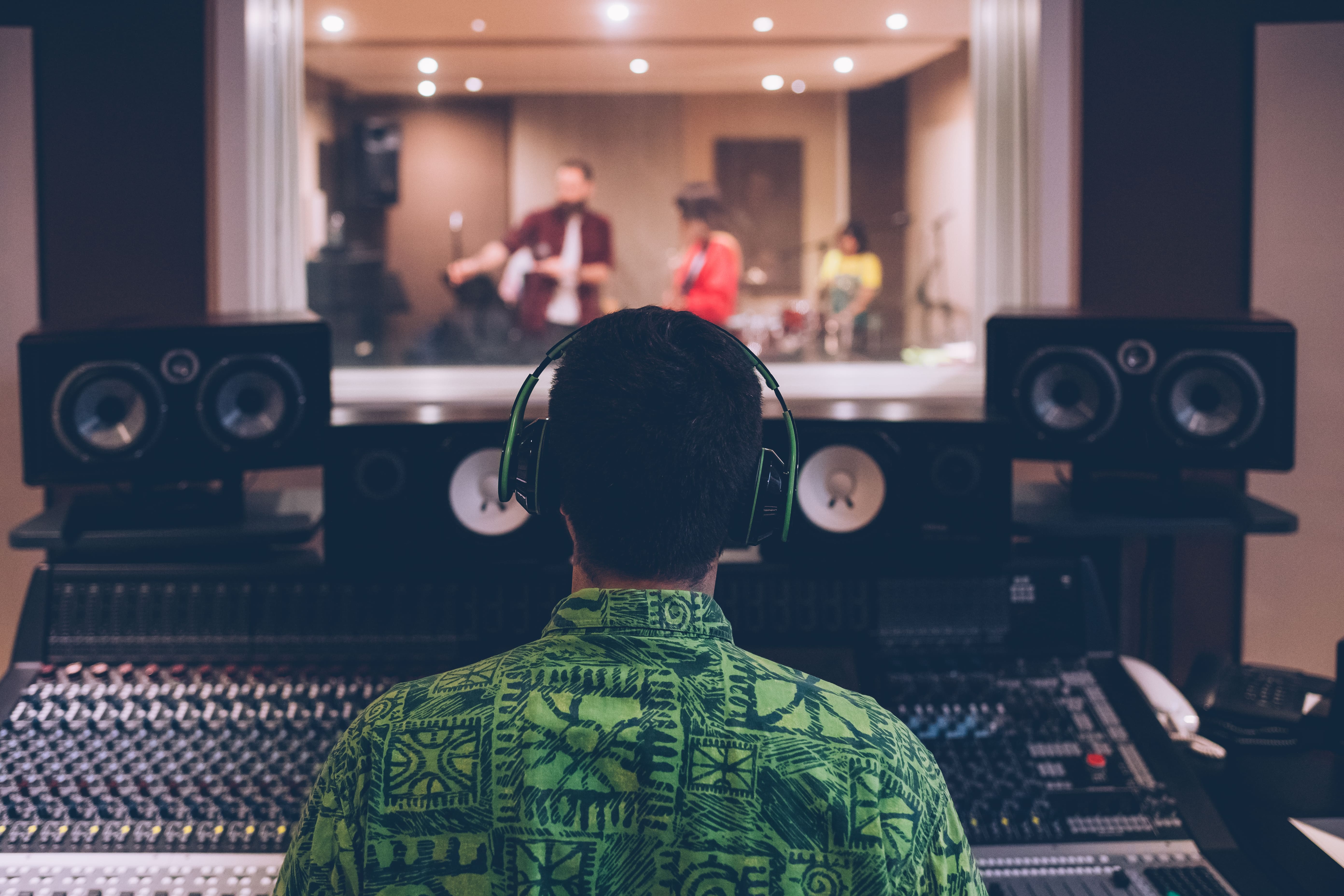 Choisir un expert-comptable disponible et structuré, c’est essentiel pour un studio musical. Chez Easy Expert, vous bénéficiez d’un accompagnement réactif, organisé et adapté à votre activité. Gagnez en clarté, en efficacité et en sérénité au quotidien.