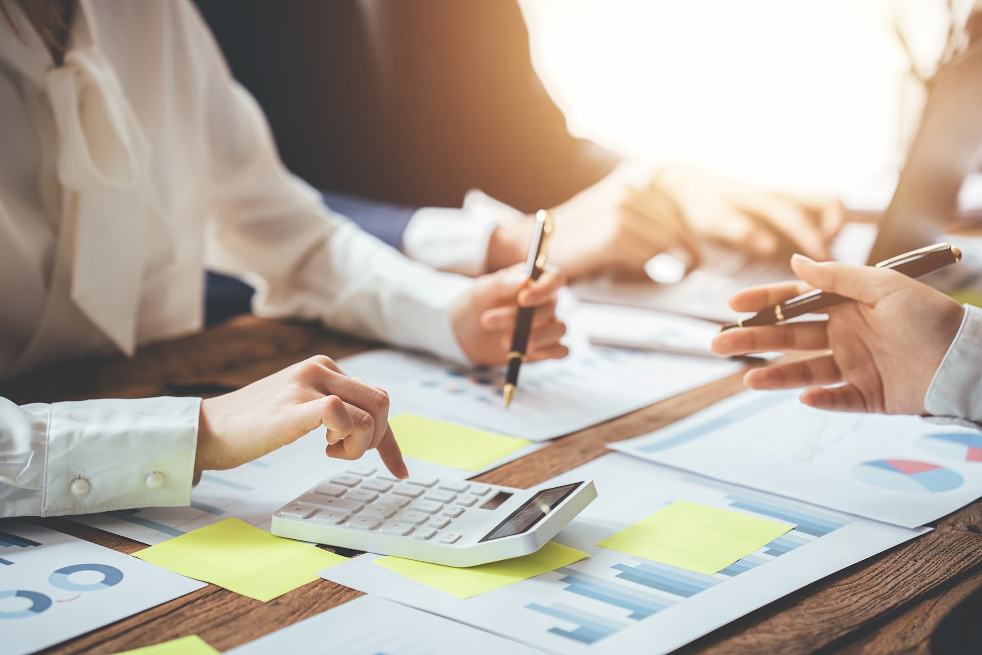 Maximisez vos bénéfices en particulier vos impôts et vos charges grâce à un expert-comptable spécialisé dans le secteur du bâtiment. Profitez de conseils stratégiques pour optimiser votre fiscalité, gérer vos dépenses et sécuriser votre trésorerie. Faites croître votre activité sereinement avec Easy Expert !