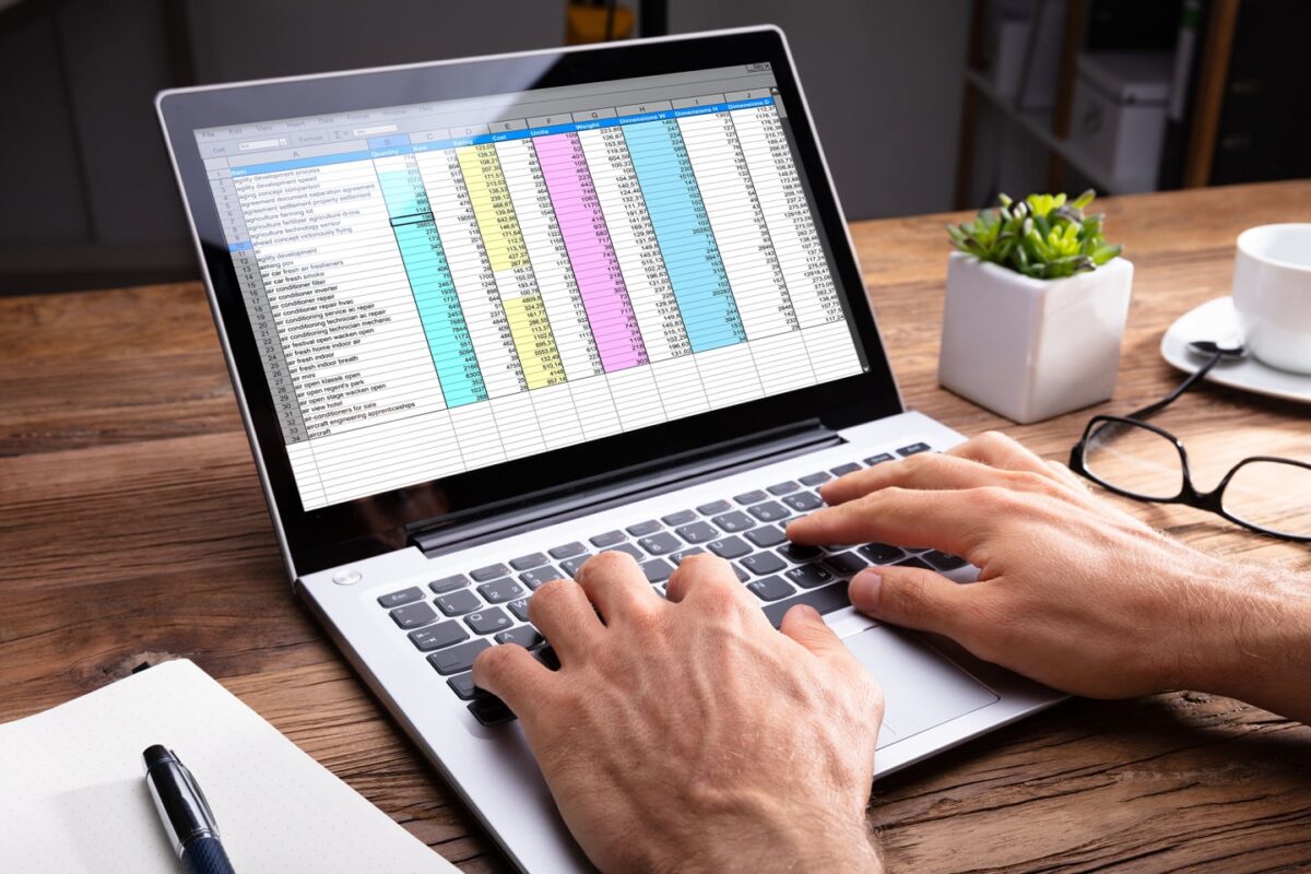 Chez Easy Expert, les usines de plasturgie bénéficient de tableaux de bord personnalisés pour piloter leur activité. Nos experts-comptables construisent des indicateurs sur mesure pour suivre production, marges, coûts et rentabilité en temps réel, avec clarté et précision.