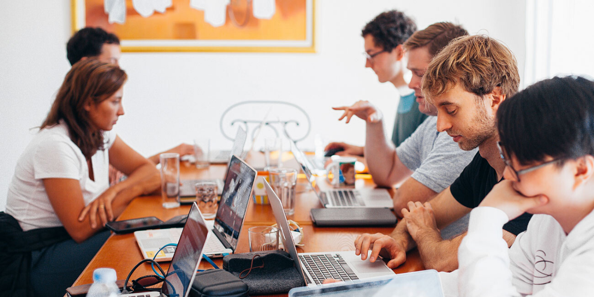 Chez Easy Expert, les usines textiles sont accompagnées dans leur gestion fiscale et douanière à l’international. Nos experts-comptables sécurisent vos opérations export/import, optimisent les régimes fiscaux et assurent votre conformité aux réglementations internationales.