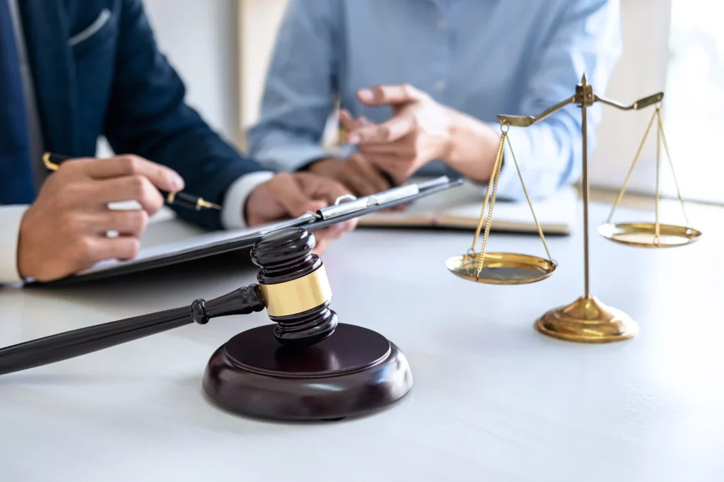 Préparez la cession, l’association ou votre départ en retraite avec un expert-comptable pour huissier de justice chez Easy Expert. Valorisation de l’étude, stratégie fiscale, transmission sécurisée : un accompagnement sur mesure pour chaque étape clé de votre carrière.