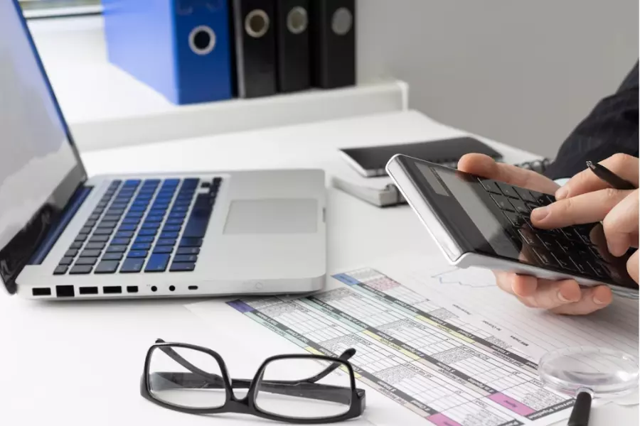 Optez pour l'externalisation comptable et optimisez la gestion financière de votre société d'hébergement web. Un expert-comptable vous accompagne pour plus d'efficacité et de rentabilité.