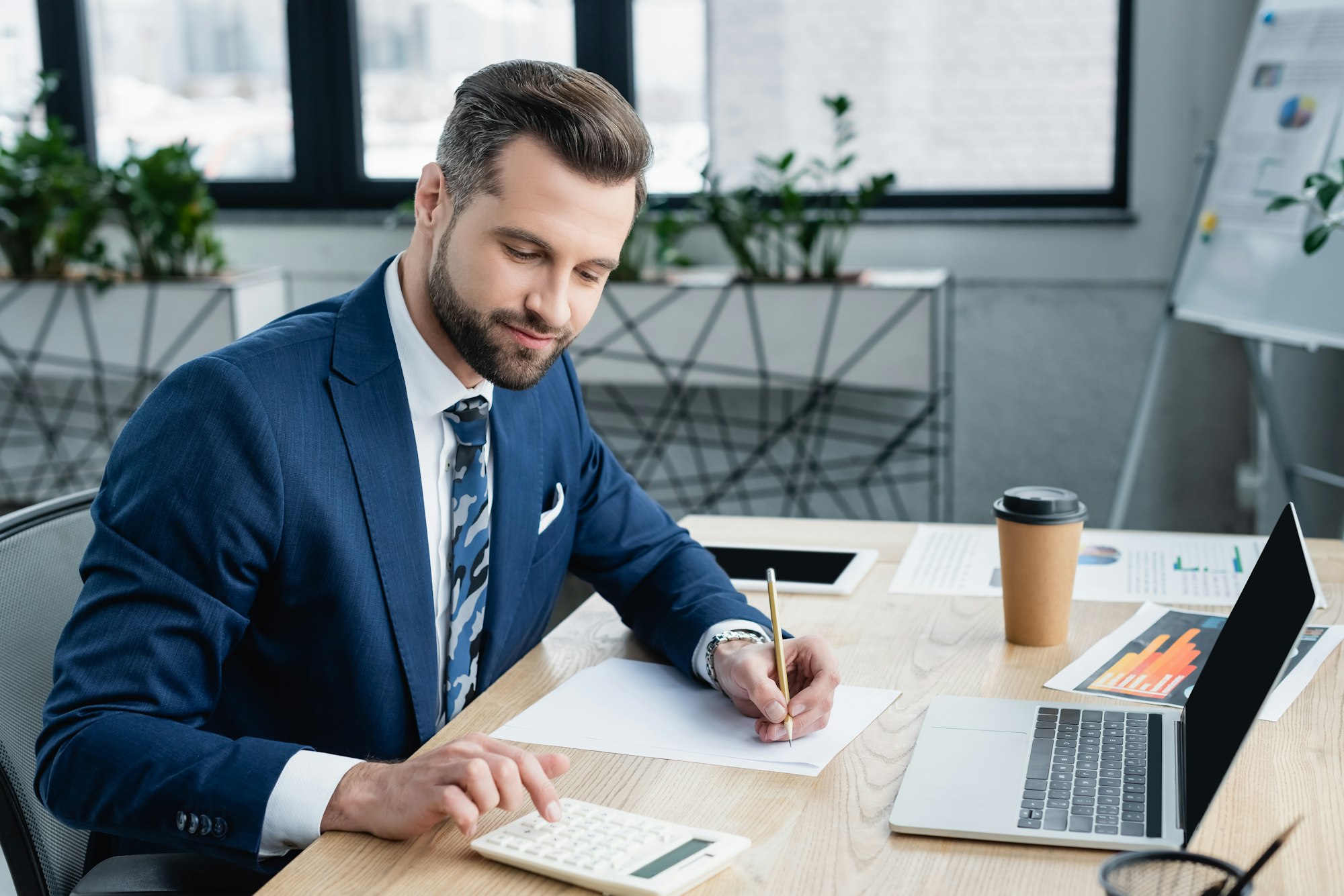 "Facilitez votre gestion comptable courante à Pau avec Easy Expert : suivi précis, outils digitaux performants et accompagnement personnalisé pour une comptabilité simplifiée et efficace. Easy Expert, votre allié local pour une gestion optimale."