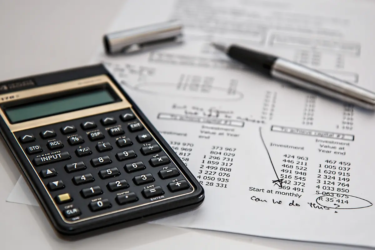 "Confiez la tenue et la révision de votre comptabilité à Cholet à des experts qualifiés : une gestion rigoureuse et adaptée à vos besoins pour assurer la conformité et optimiser la performance financière de votre entreprise."
