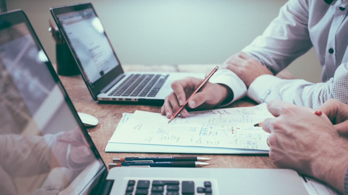 Rédaction de contrats sur mesure et accompagnement juridique personnalisé à Issoudun pour sécuriser vos relations professionnelles et garantir une conformité légale optimale.