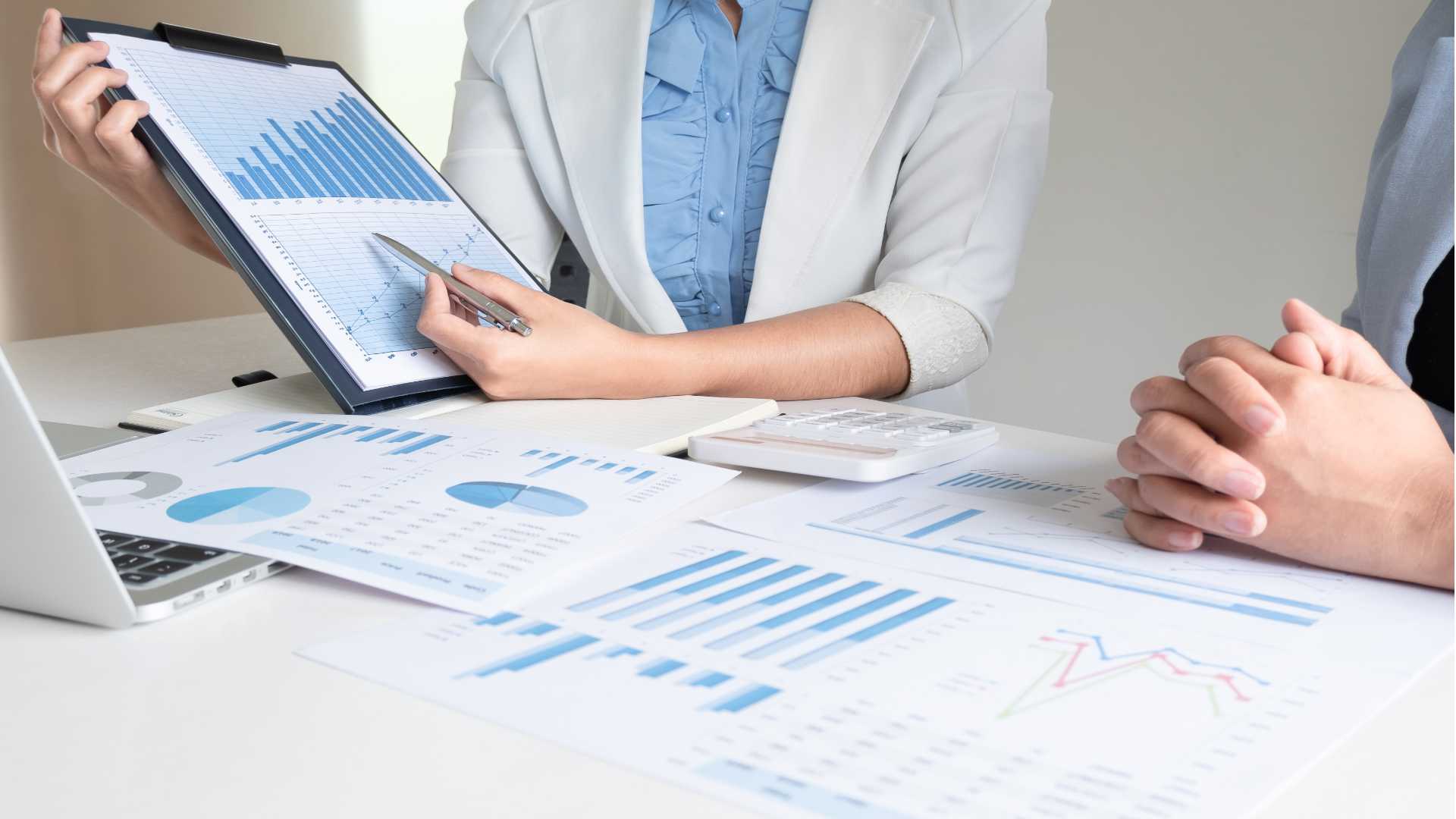 "À Amboise, bénéficiez d'une comptabilité rigoureuse alliée à un contrôle de gestion performant. Optimisez vos finances avec des outils précis pour une gestion transparente et une prise de décision éclairée."